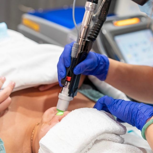 دليل حجز جلسة ليزر حي الفرسان في مستشفى الرحيمي: تألقي في العيد